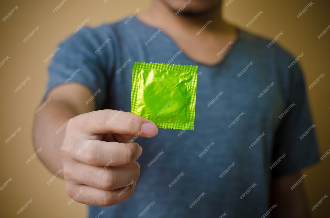 kondom v ruce