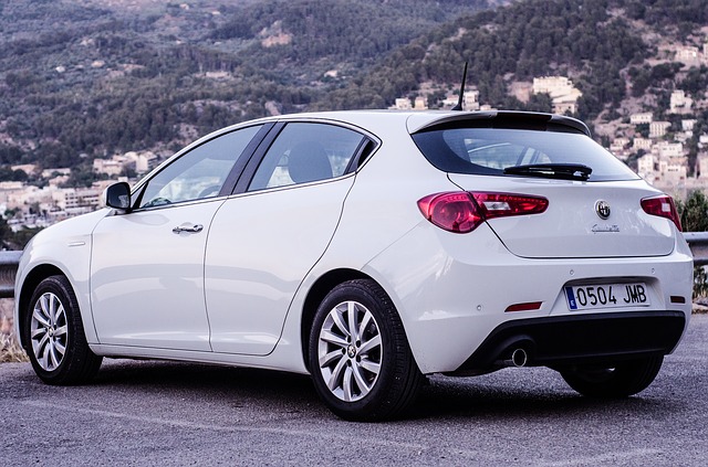 bílé auto, alfa romeo